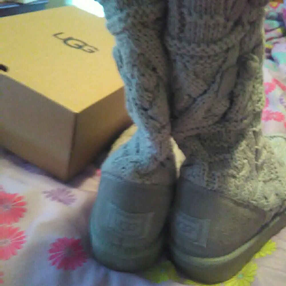 Authentic Uggs Size 6 - Picture 2 of 4